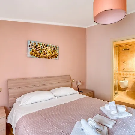 Guesthost - Santa Chiara With Panoramic Terrace Apartamento